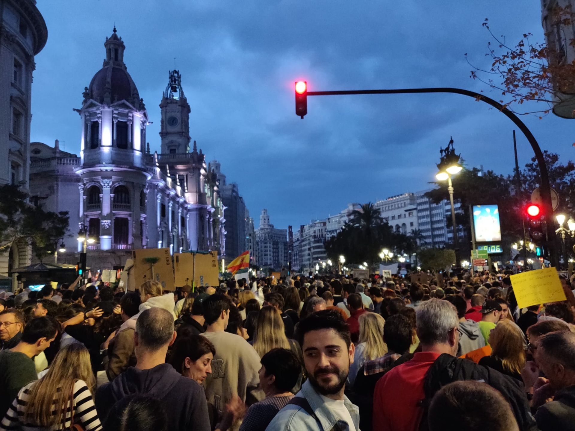 Miles de personas protestan en Valencia contra la gestión política de la DANA