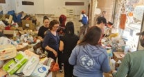 Una óptica reconvertida en punto de ayuda humanitaria