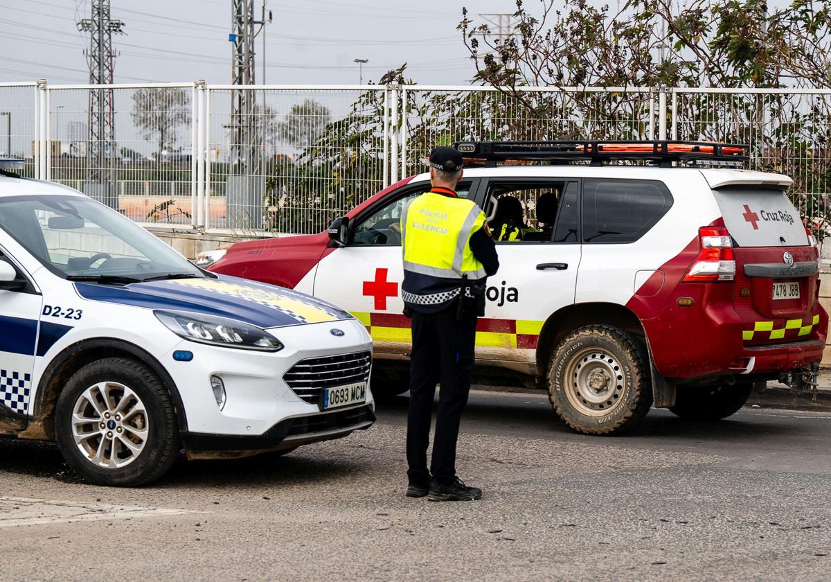 Un agente de Policía redirige el tráfico en Valencia.