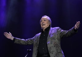 El cantautor Joan Manuel Serrat durante el concierto con el que se despidió de los escenarios en diciembre de 2022.