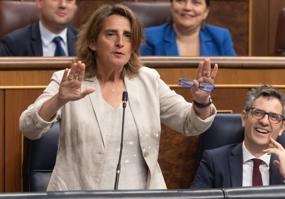 Teresa Ribera, en su escaño del Congreso de los Diputados.