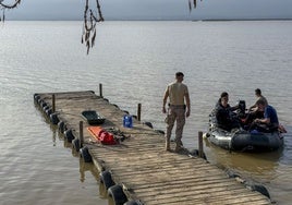 Buzos de la Guardia Civil en la Albufera.