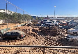 El campo de fútbol del Benetússer es un cementerio de coches.