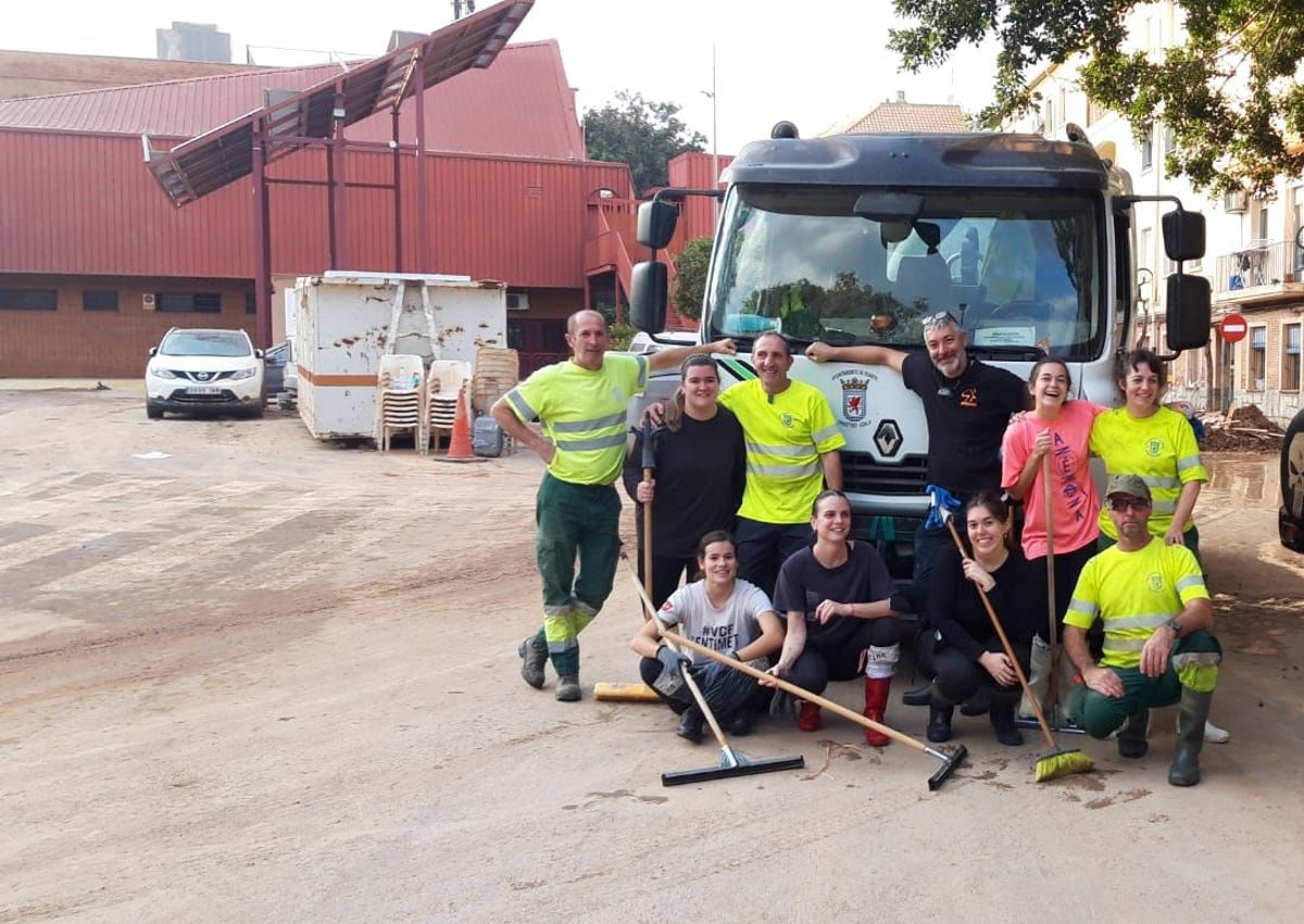 Imagen secundaria 1 - Tareas de limpieza del equipo de Huarte y voluntarias valencianas.