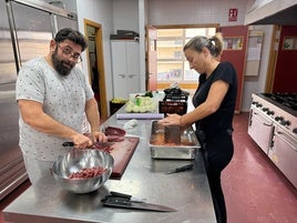 Trabajando en la cocina del colegio.