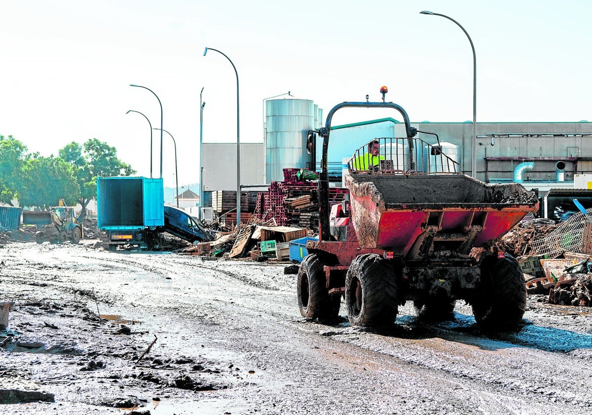 La inmensa zona industrial, desde El Oliveral a Mas del Baló, quedó arrasada por el desbordamiento del barranco del Poyo a la altura de Loriguilla.