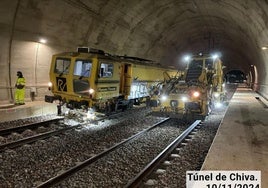 Máquinas trabajando en el túnel de Chiva de la alta velocidad.