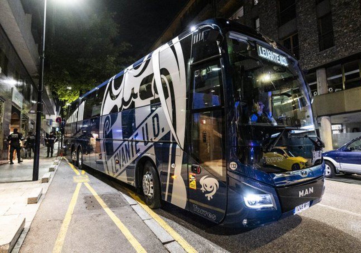 El Levante fleta autobuses para que los abonados afectados por la DANA acudan el sábado al Ciutat