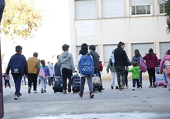 Alumnos de regreso al colegio en Aldaia.