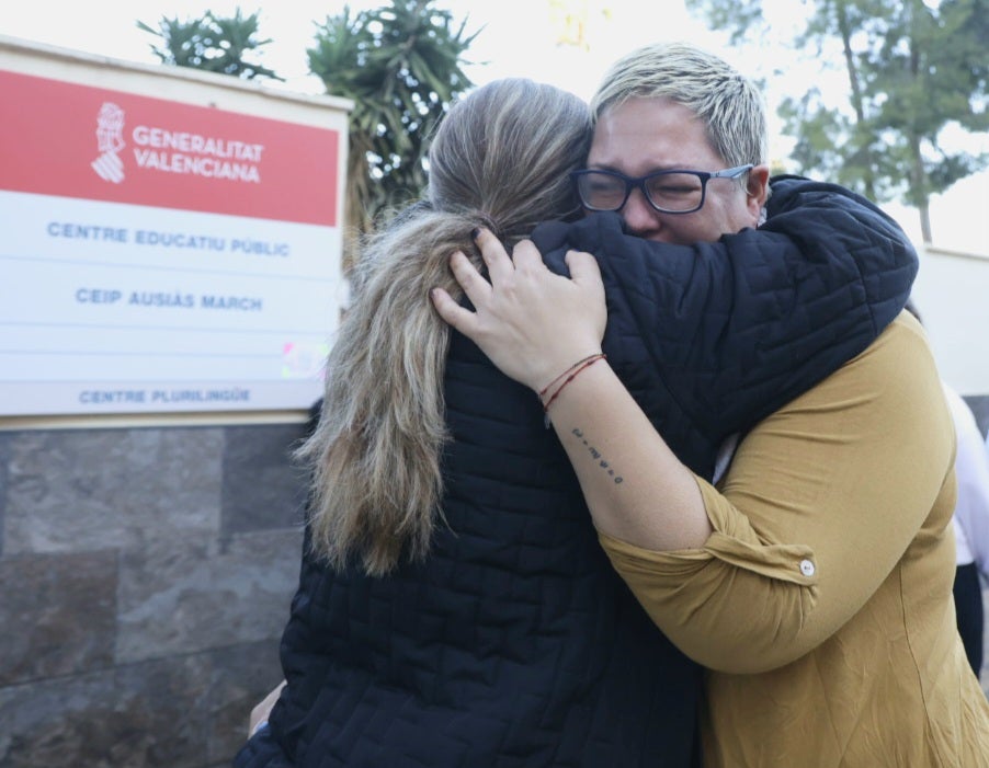 Imagen principal - María José y Sonia se funden en un abrazo, José saluda a dos alumnas a la entrada del CEIP Ausiàs March y el alcalde de Aldaia, Guillermo Luján.