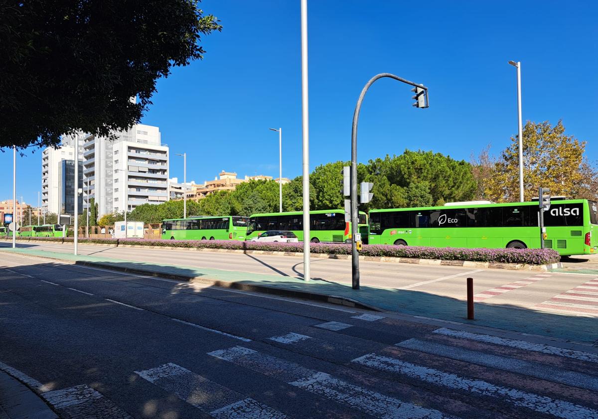 Autobús en Torrent, este lunes.