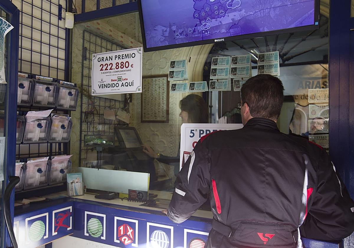Un jugador compra un cupón de La Bonoloto, imagen de archivo.