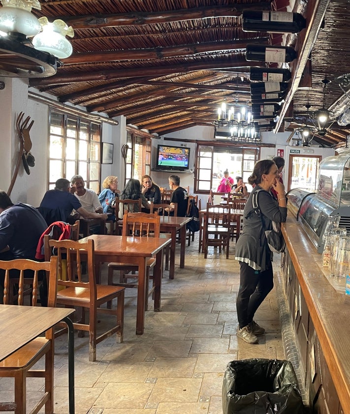 Imagen secundaria 2 - Paco y sus amigos se toman la primera cerveza tras días recogiendo barro; Enrique abrió el bar Rama el sábado 2; y el Mesón La Barraca, otro de los recintos abiertos en Benetússer.