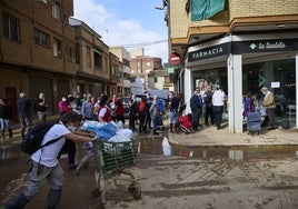 Colas ante una farmacia en Alfafar.