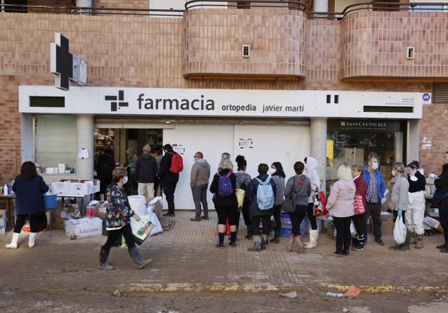 Cola en la farmacia.