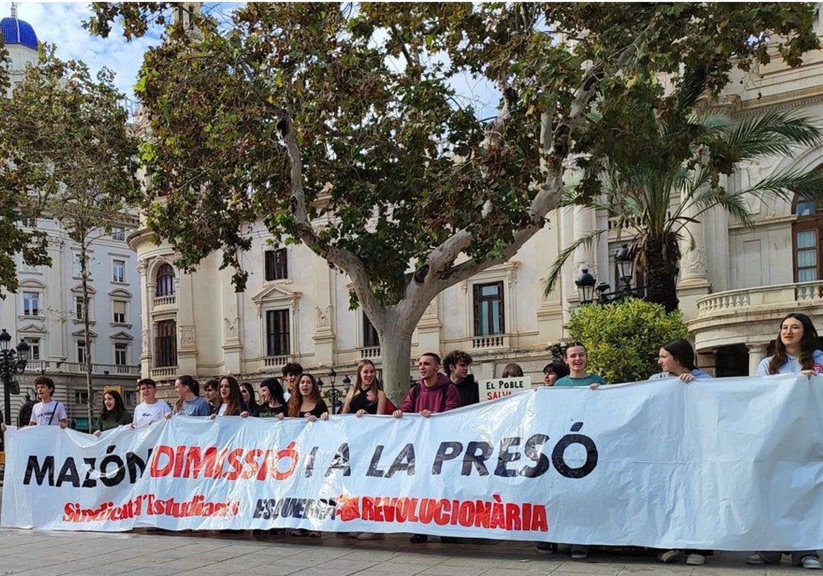 Manifestantes este martes ante el Ayuntamiento de Valencia.