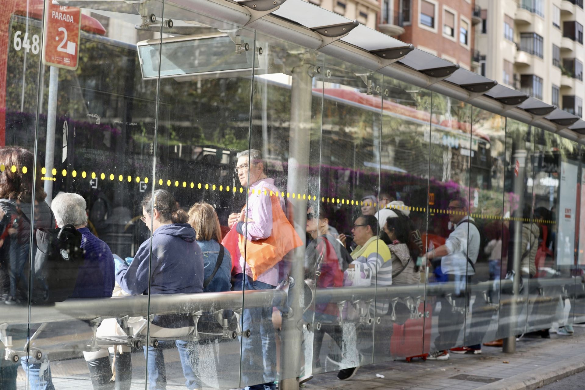 El colapso en el transporte de Valencia tras la DANA, en imágenes