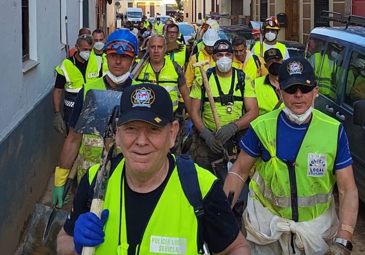 Grupo de voluntarios que han ayudado en las labores de limpieza.