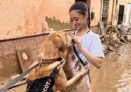 Scottex juega con una joven en una de las zonas devastadas por la DANA en Valencia.