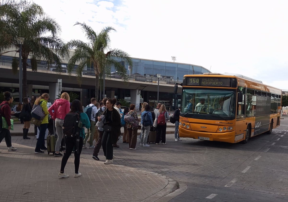 Pasajeos, a punto de coger el autobús este martes en el aeropuerto.