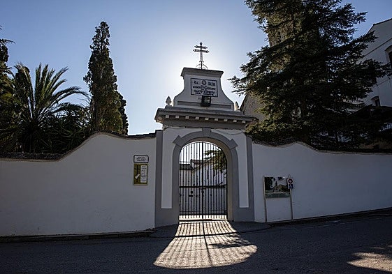 Varios guardias civiles en la entrada del monasterio del Santo Espíritu en Gilet.