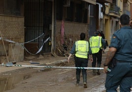 Agentes de la Guardia Civil, junto a la finca de la calle Albal, en Catarroja, que ha quedado precintada.