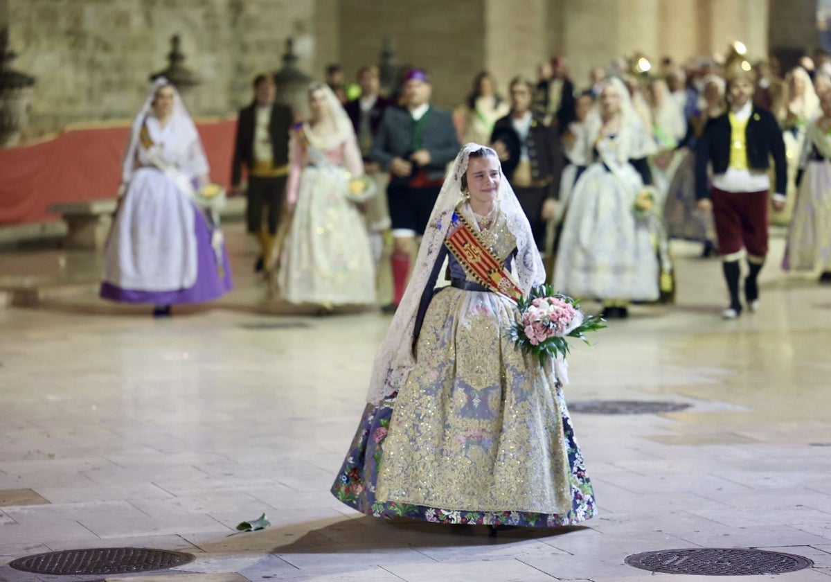 Paso por la Ofrenda de Marina García (FMIV 2024) de madrugada.