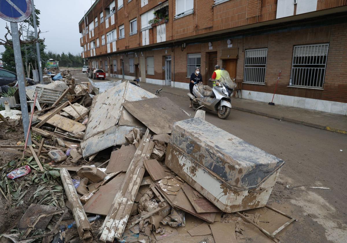 Una de las calles de Guadassuar, unos días después de la DANA.