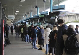 Colas de pasajeros durante una de las protestas en España.