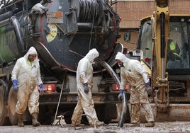 Operarios trabajan en la limpieza del alcantarillado de Catarroja.