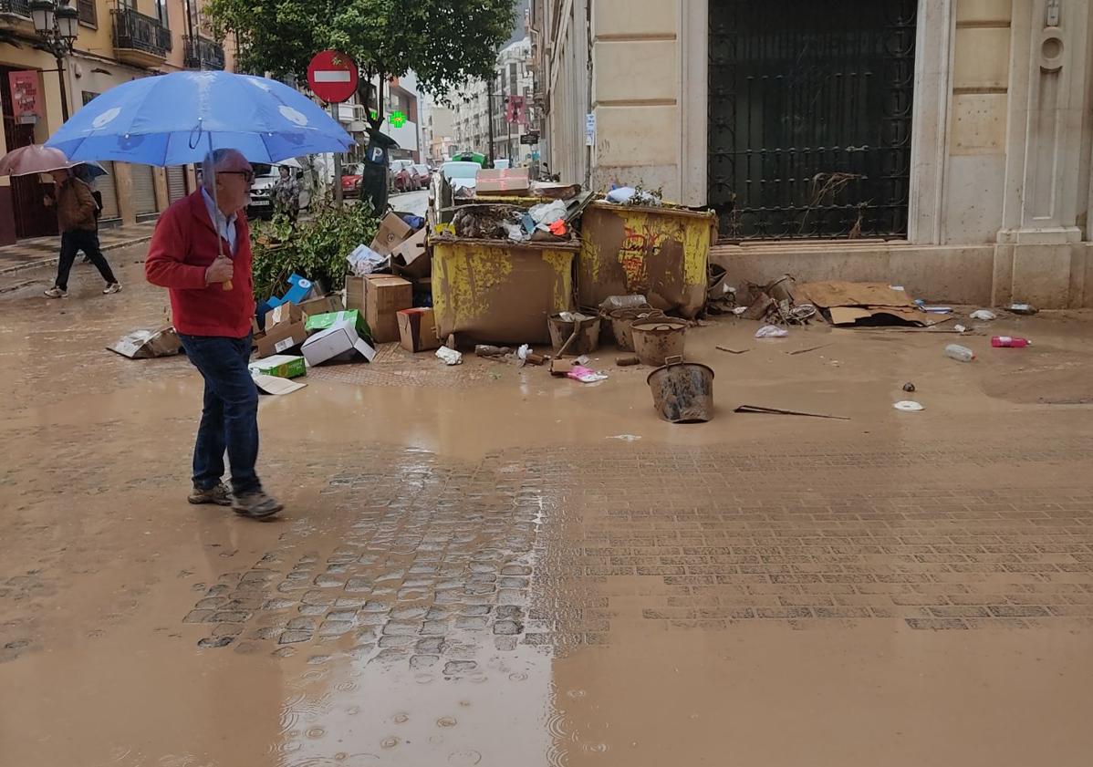 Imagen principal - La alerta naranja revive el dolor de los vecinos de Algemesí