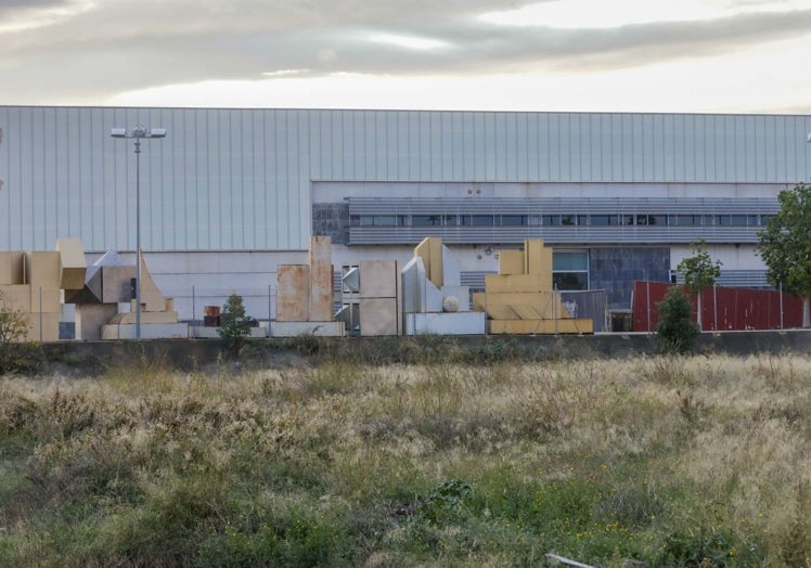 Grandes esculturas de Gerardo Rueda que se almacenaban en los exteriores de la nave de Riba-roja.