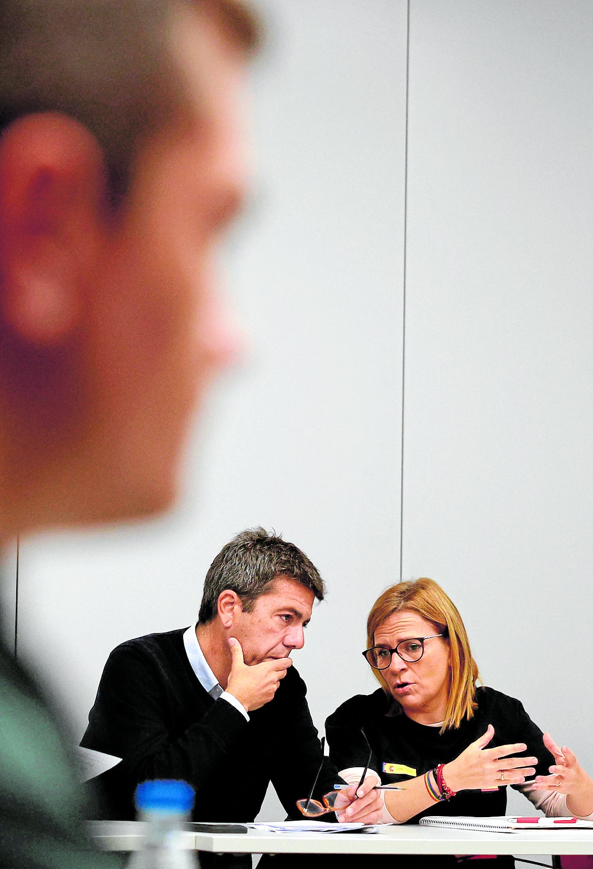 Carlos Mazón conversa con Pilar Bernabé.