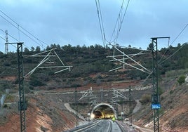 La vía ya recuperada en el túnel de Chiva.