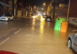 El agua anega una calle en Benicarló.