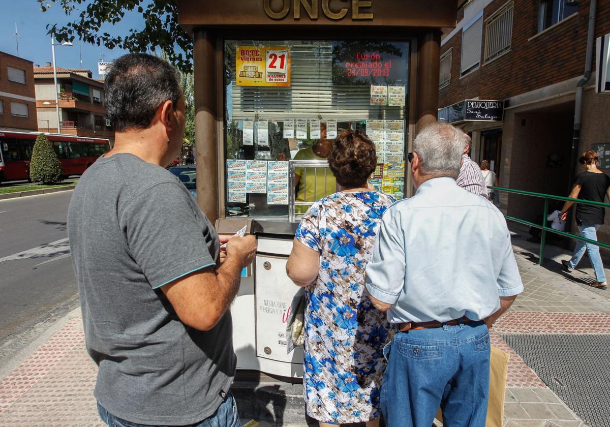 Venta de cupones en un quiosco de la ONCE. Imagen de archivo.