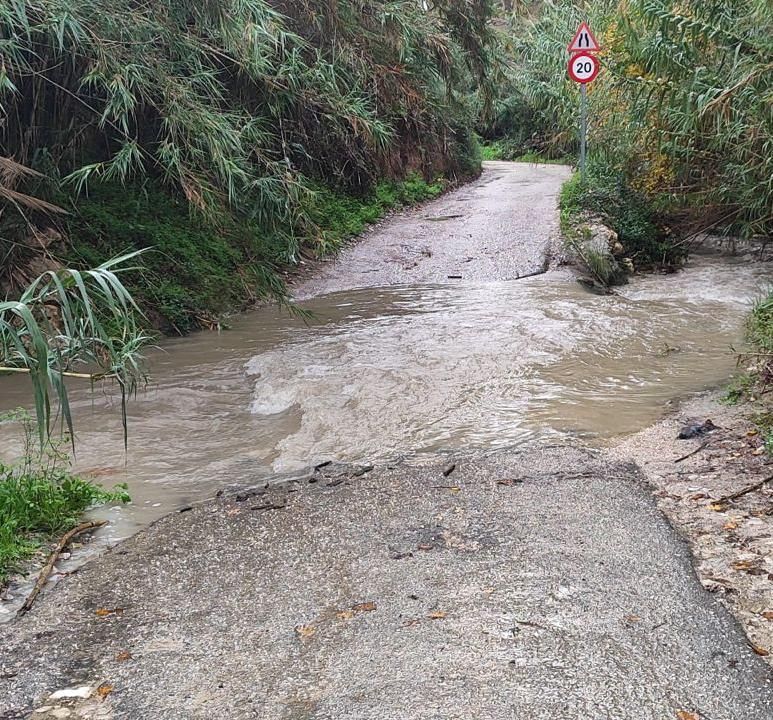 Uno de los accesos al barranco cerrado por Benissa ante el incremento del caudal.