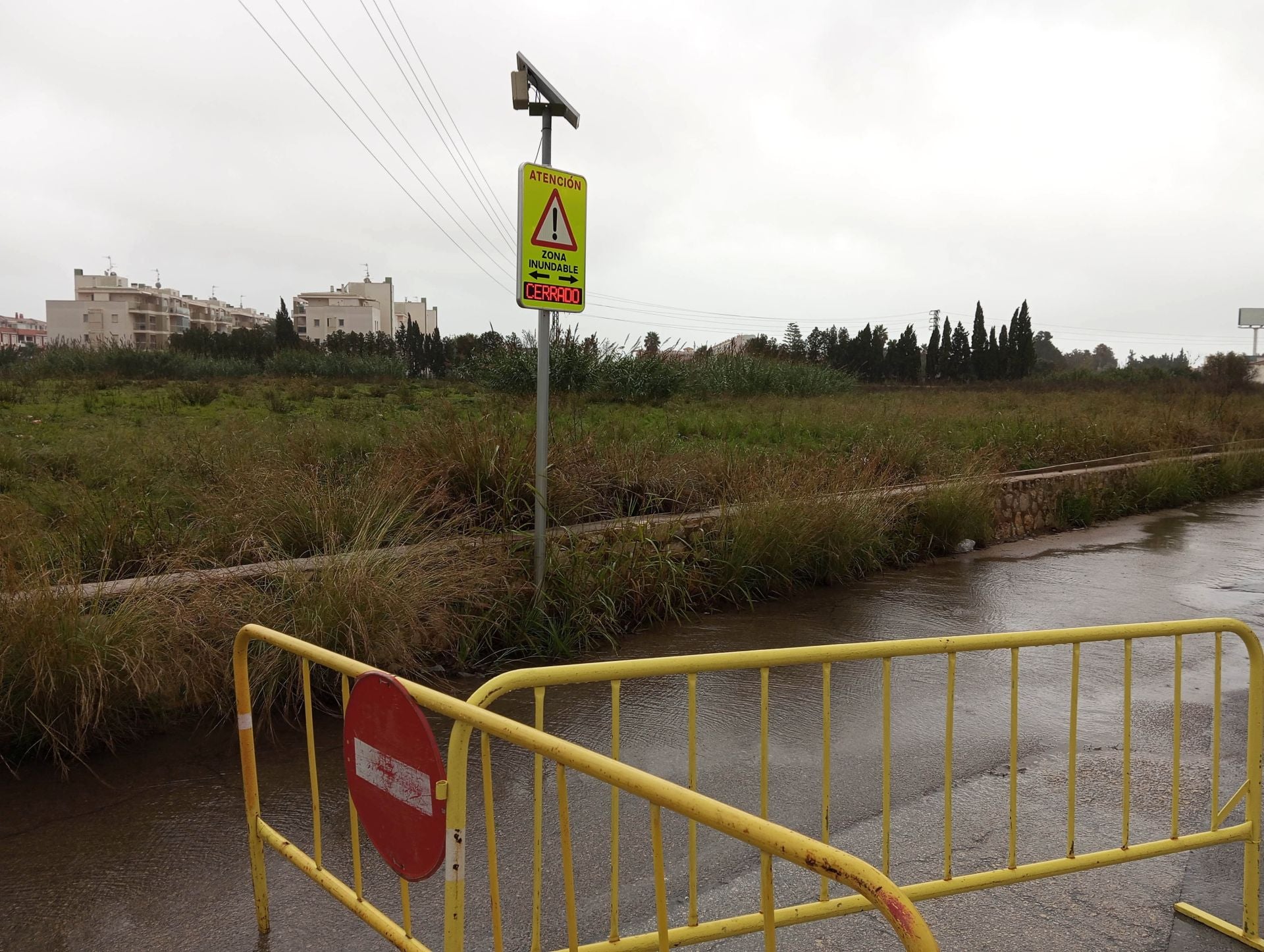 Imagen principal - El camí de la Bota cortado en Dénia, el cauce del Girona a su paso por Els Poblets y la costa dianense.