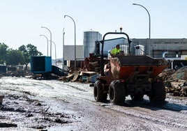 Trabajos de limpieza en el polígono El Oliveral de Riba-roja.