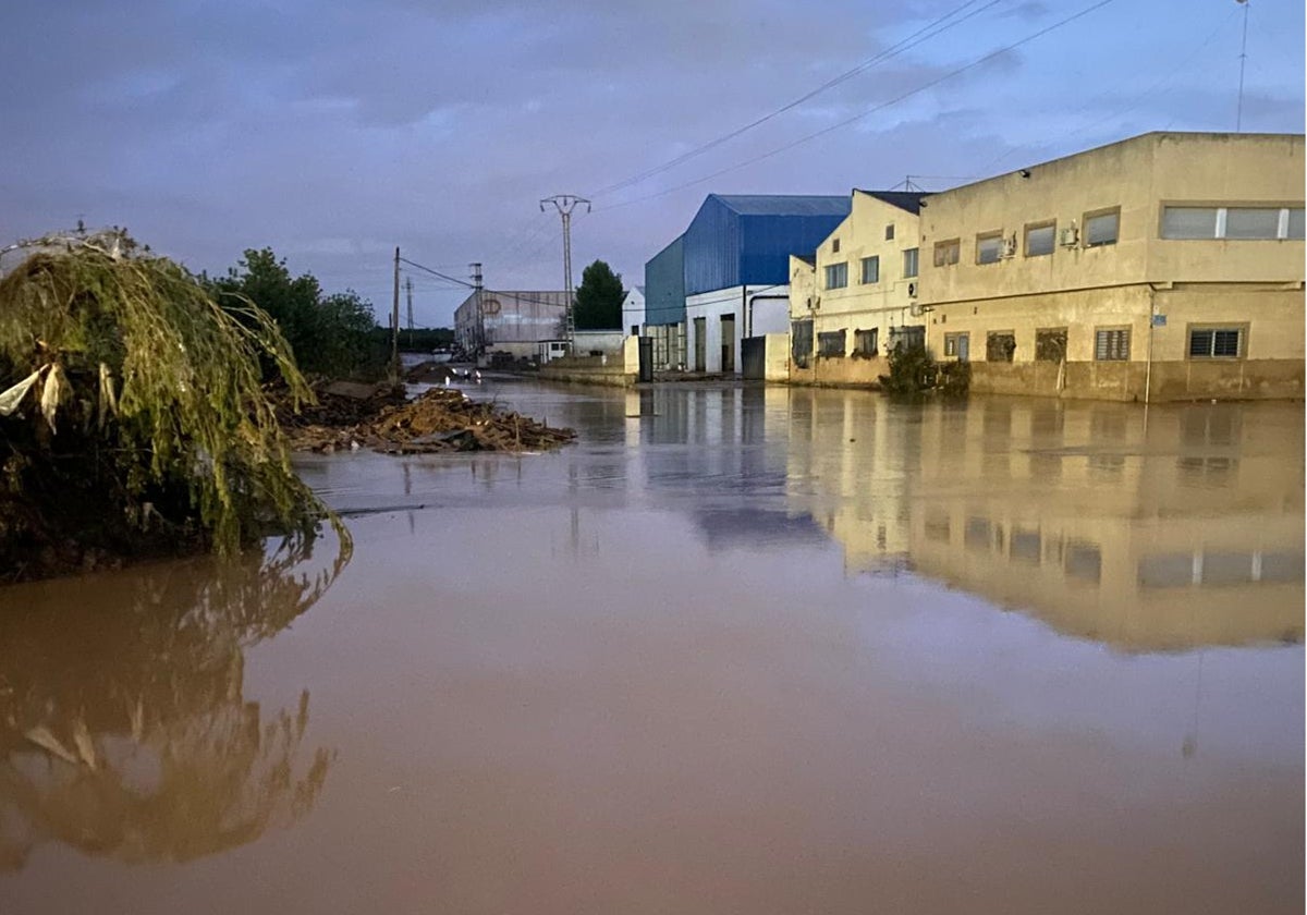 Zona industrial inundada este jueves en el barranco La Saleta, junto a la A-3.