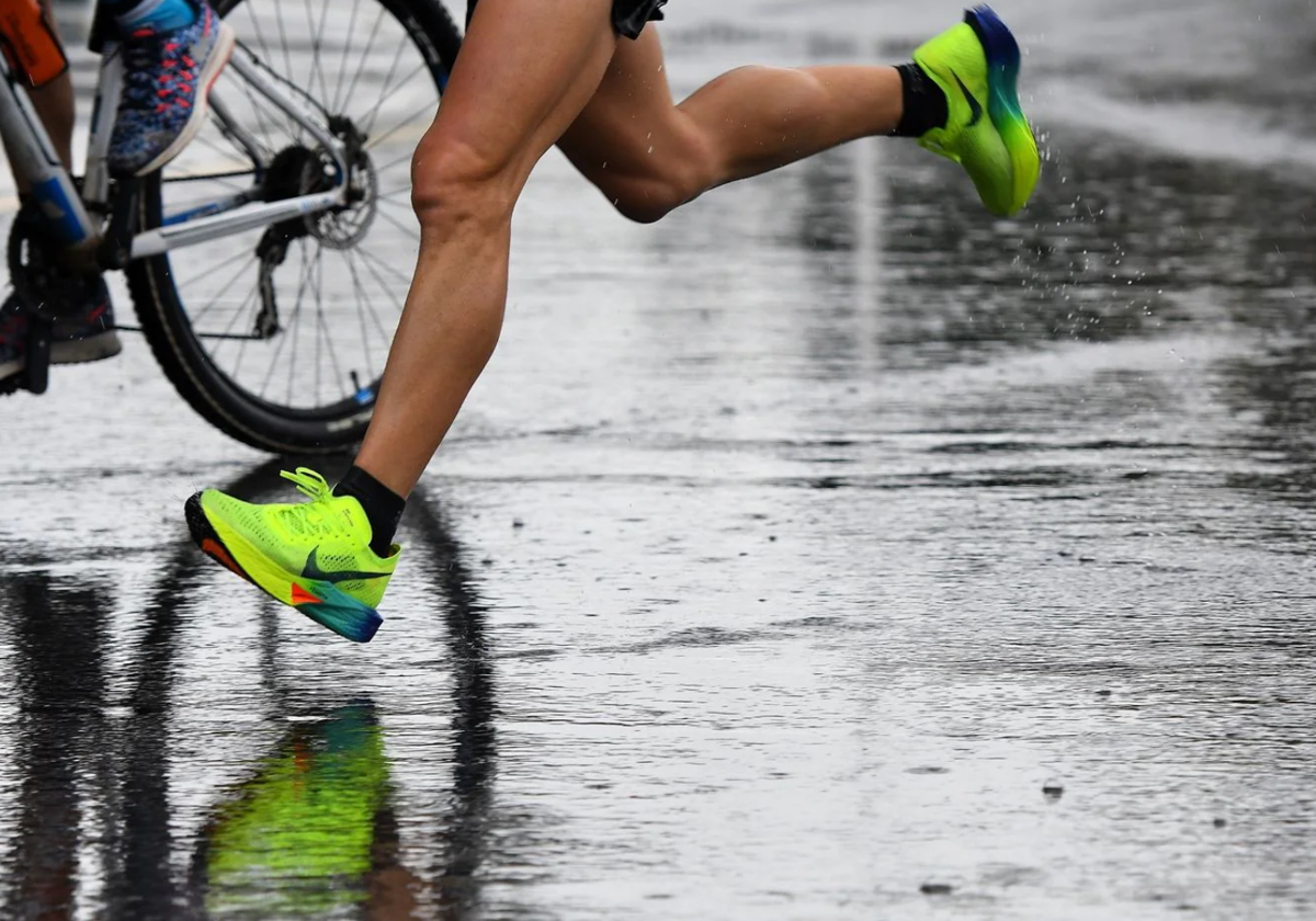 Un corredor, durante el Medio Maratón Valencia 2024.