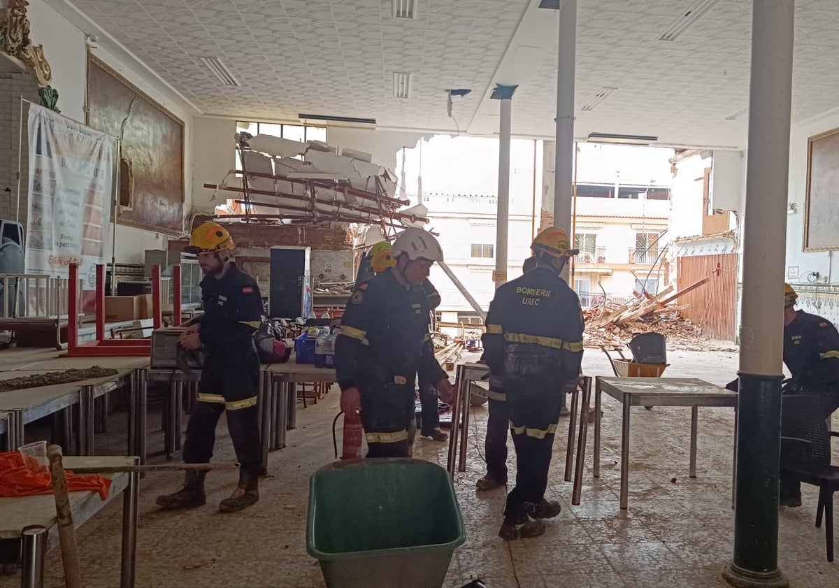 Imagen principal - Los bomberos actúan en el edificio derrumbado de La Mutua