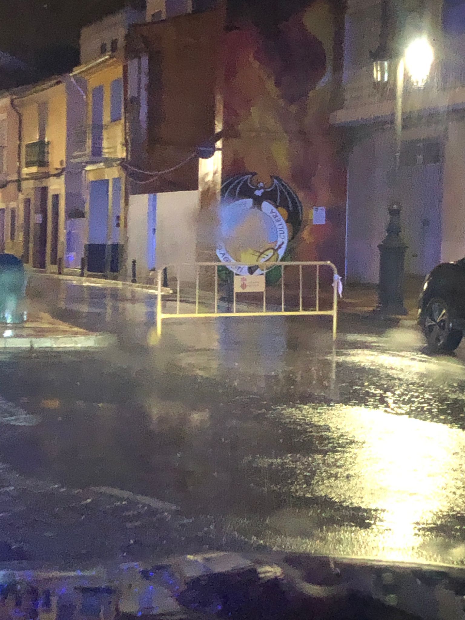 Imagen secundaria 2 - Las fuertes lluvias provocan acumulación de piedra en calles de Cullera y el desplome de parte de la muralla del Castillo