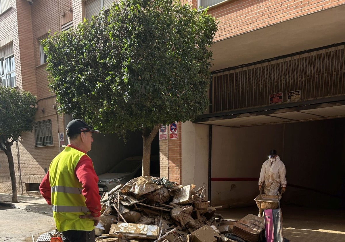 Los vecinos siguen sacando trastos mojados en Benetússer.