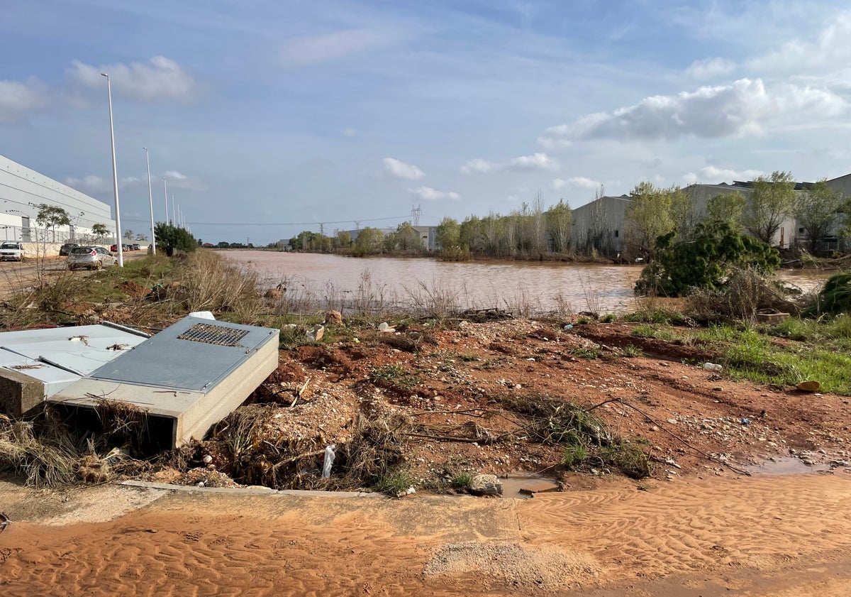 Imagen principal - El Pozalet siempre genera problemas ante lluvias fuertes; una caseta de luz desplazada en la DANA; y Alfonso muestra dónde llegó el agua en la máquina a la que se subió para salvar la vida.