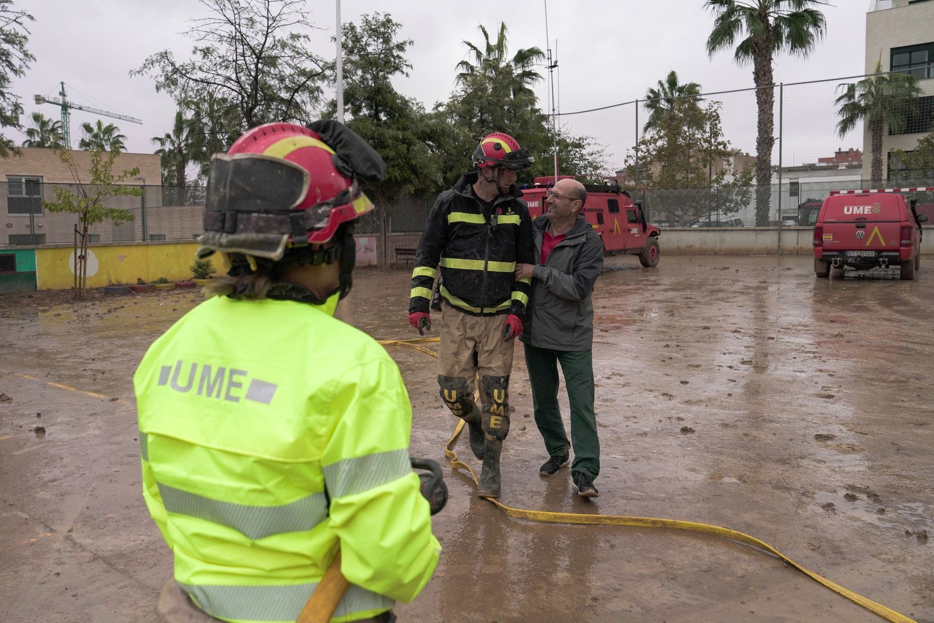FOTOS | Palada a palada, la UME contra el barro