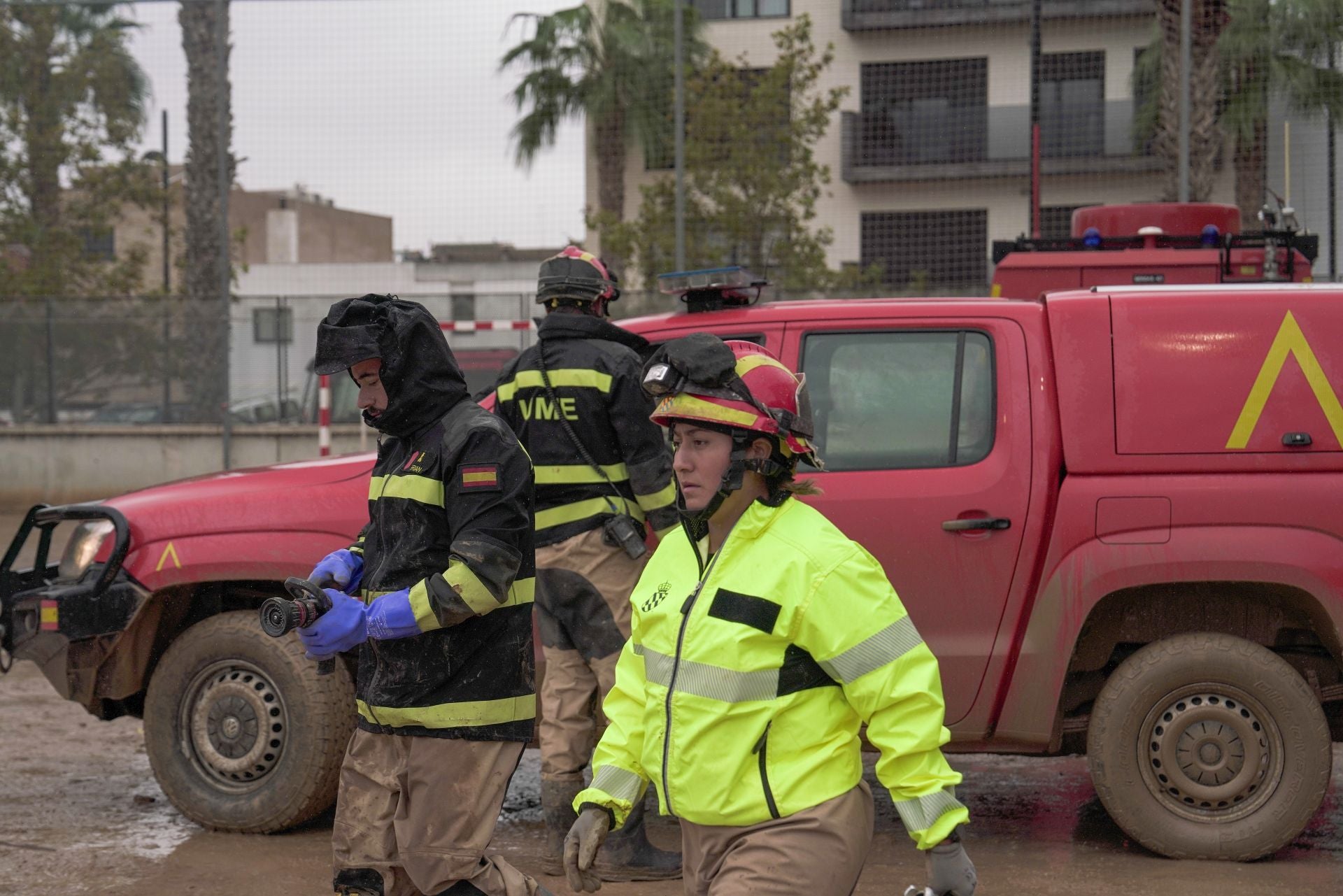 FOTOS | Palada a palada, la UME contra el barro