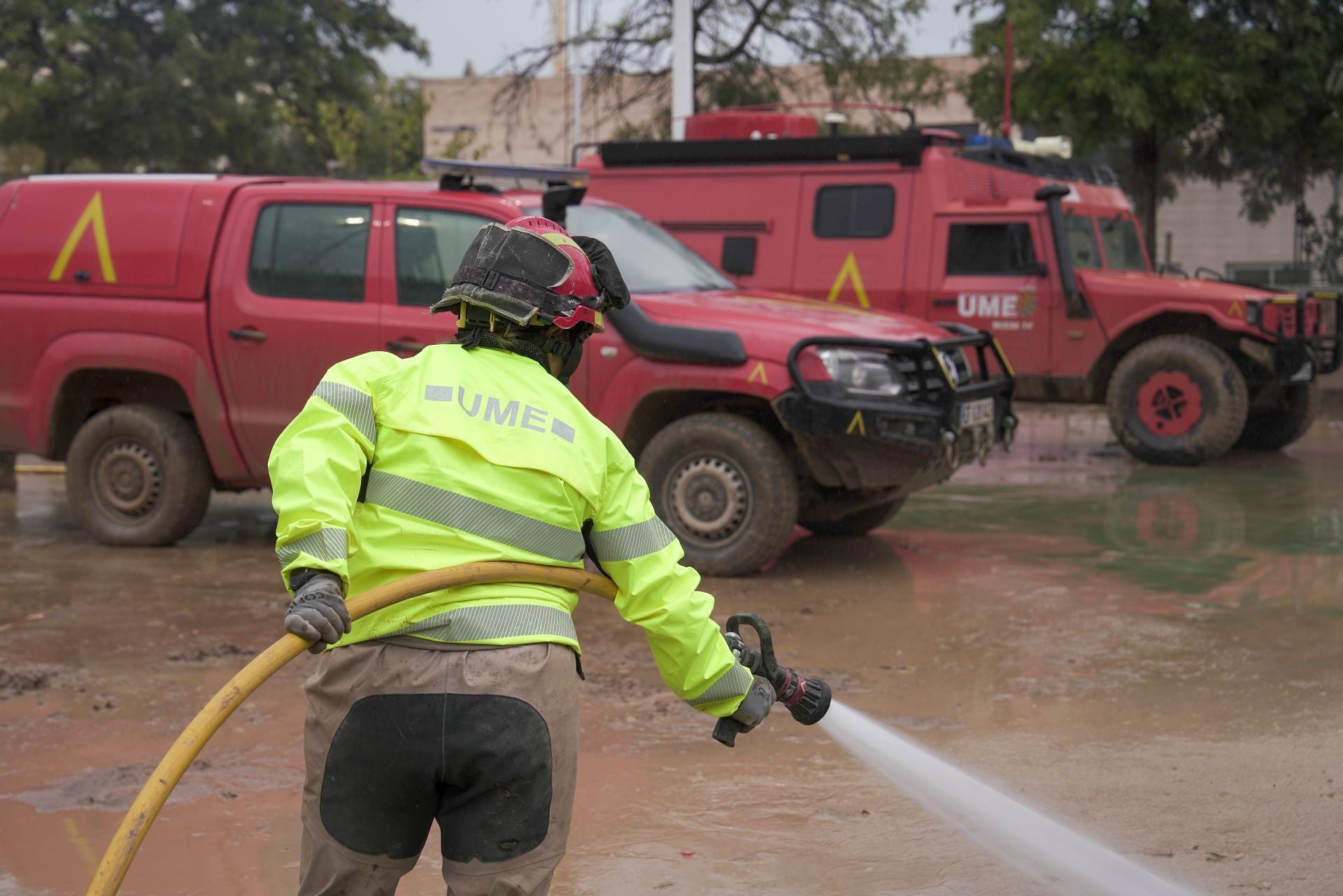 FOTOS | Palada a palada, la UME contra el barro