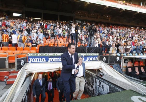 Amadeo Salvo accede desde el túnel de vestuarios justo antes de comenzar una de las asambleas informativas previa a la llegada de Peter Lim al club.