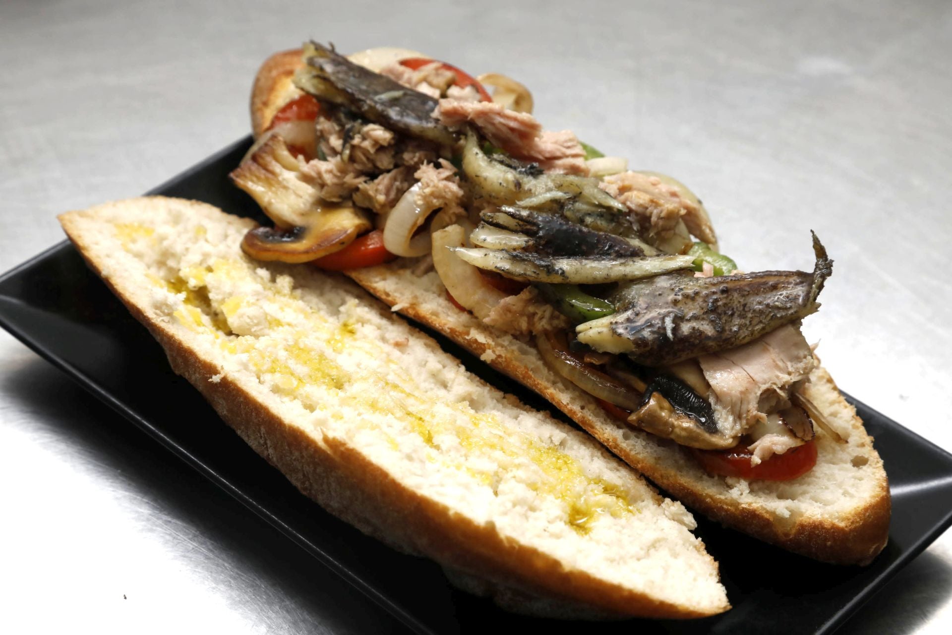 Imagen principal - Bocadillos al gusto del chef que sorprenden en Els Poblets